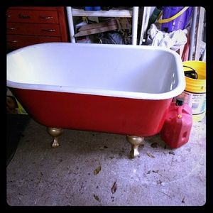 Cast iron bath tub